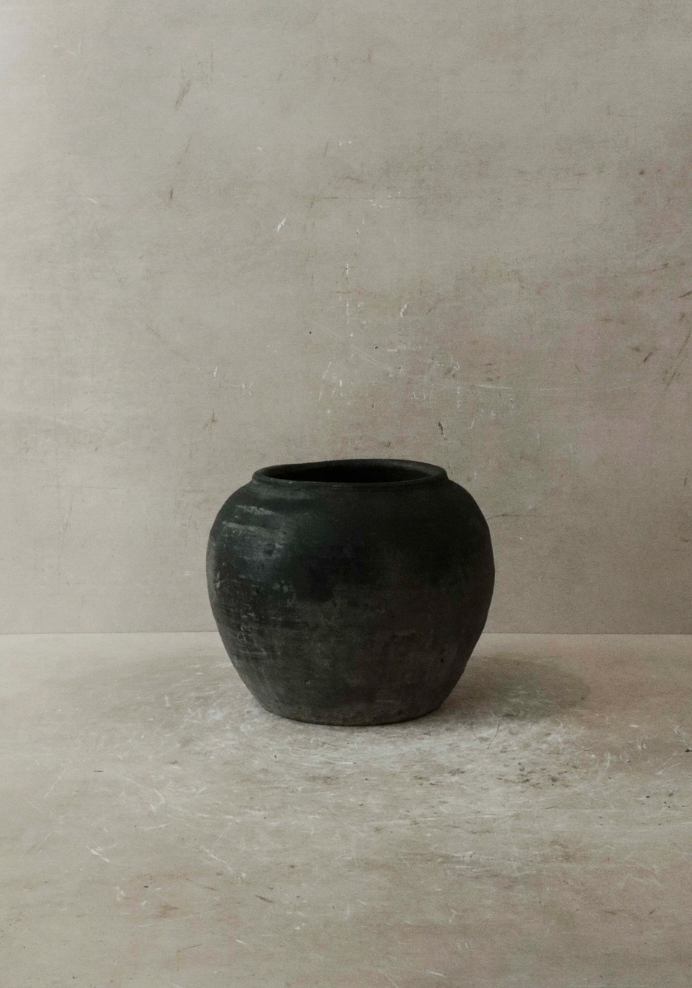 Vintage Dark Pot No. 32