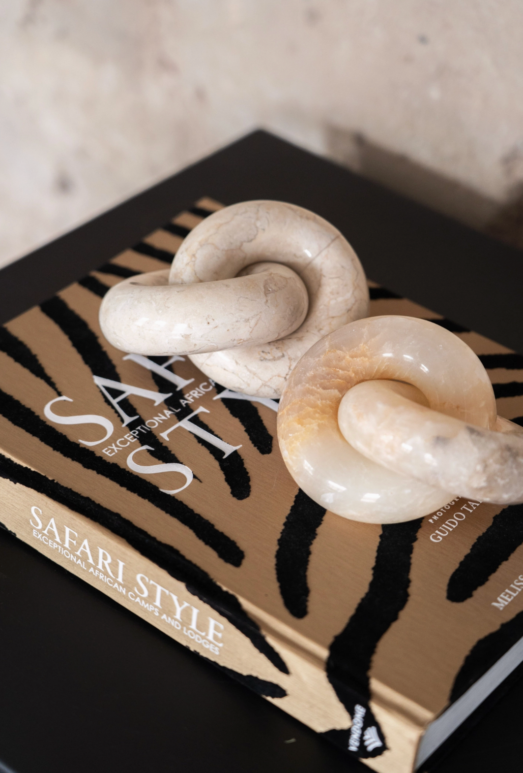 Decorative knot on a box with 'Safari Style' branding